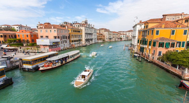 Italy Travel Guide: A memorable and ultimate companion in your Italian adventure.